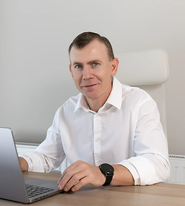 Radosław Siałkowski, dietetyk kliniczny, przy biurku z laptopem w gabinecie Centrum MS